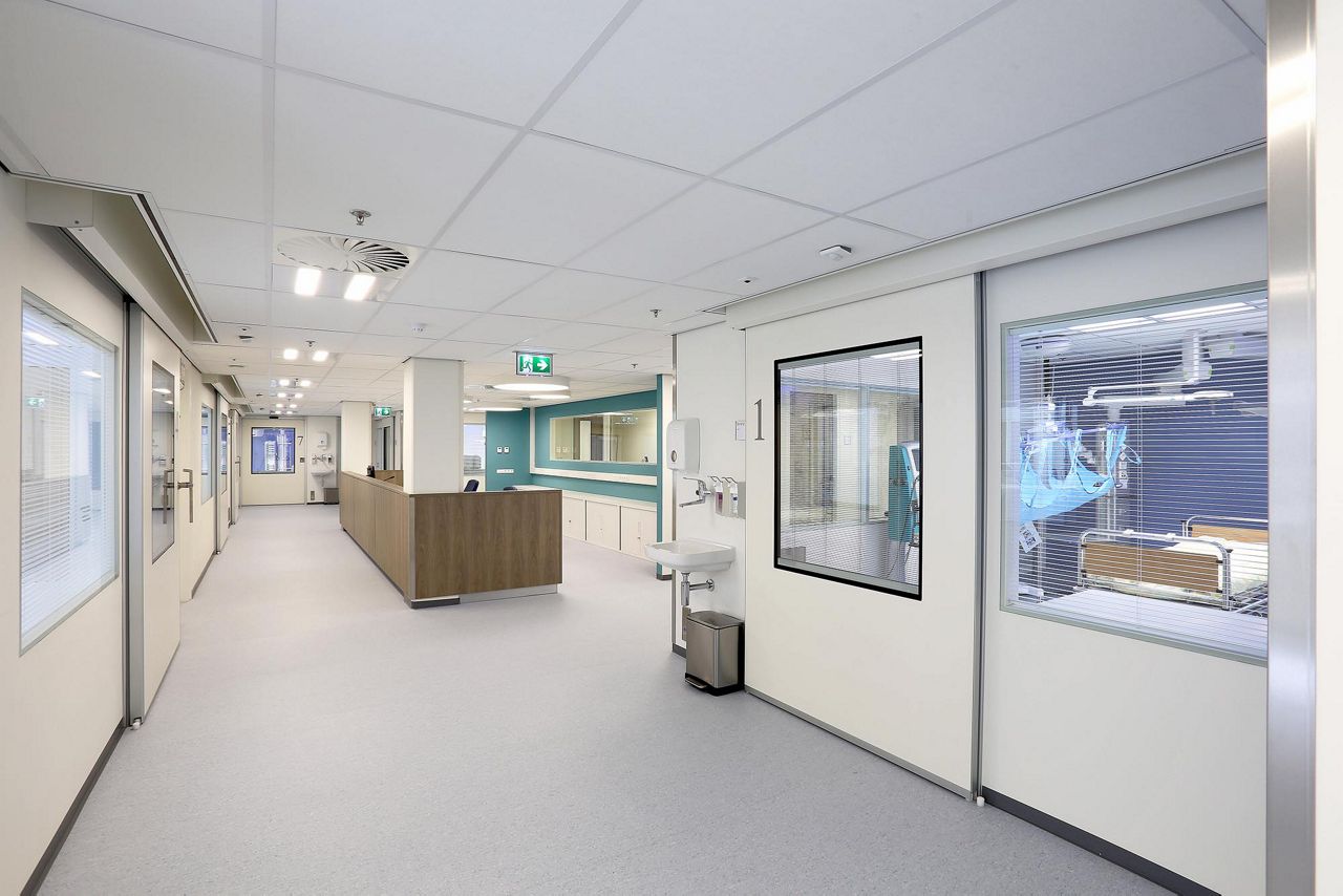 ASSA ABLOY SL Hygienic Metaficient constitue un mécanisme d’ouverture de portes sûr, facile et hygiénique.