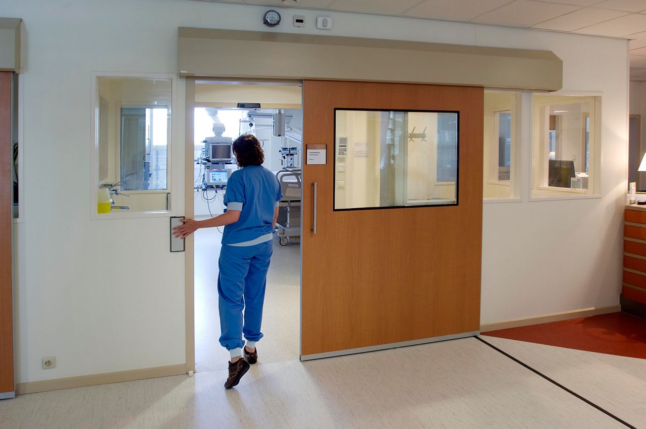 ASSA ABLOY SL Hygienic Metaficient constitue un mécanisme d’ouverture de portes sûr, facile et hygiénique.