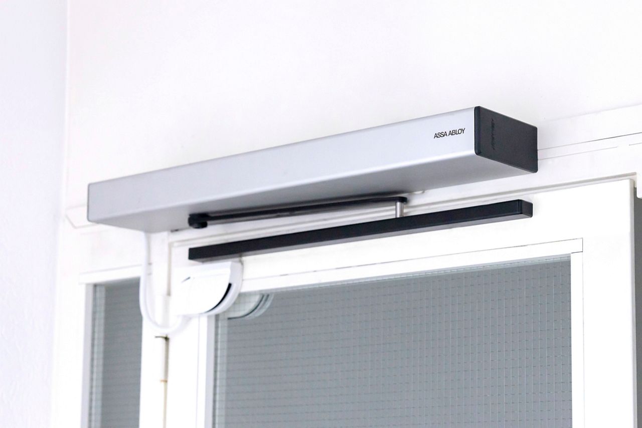 Front view of the ASSA ABLOY SW300-S operator, highlighting its modern and compact design.