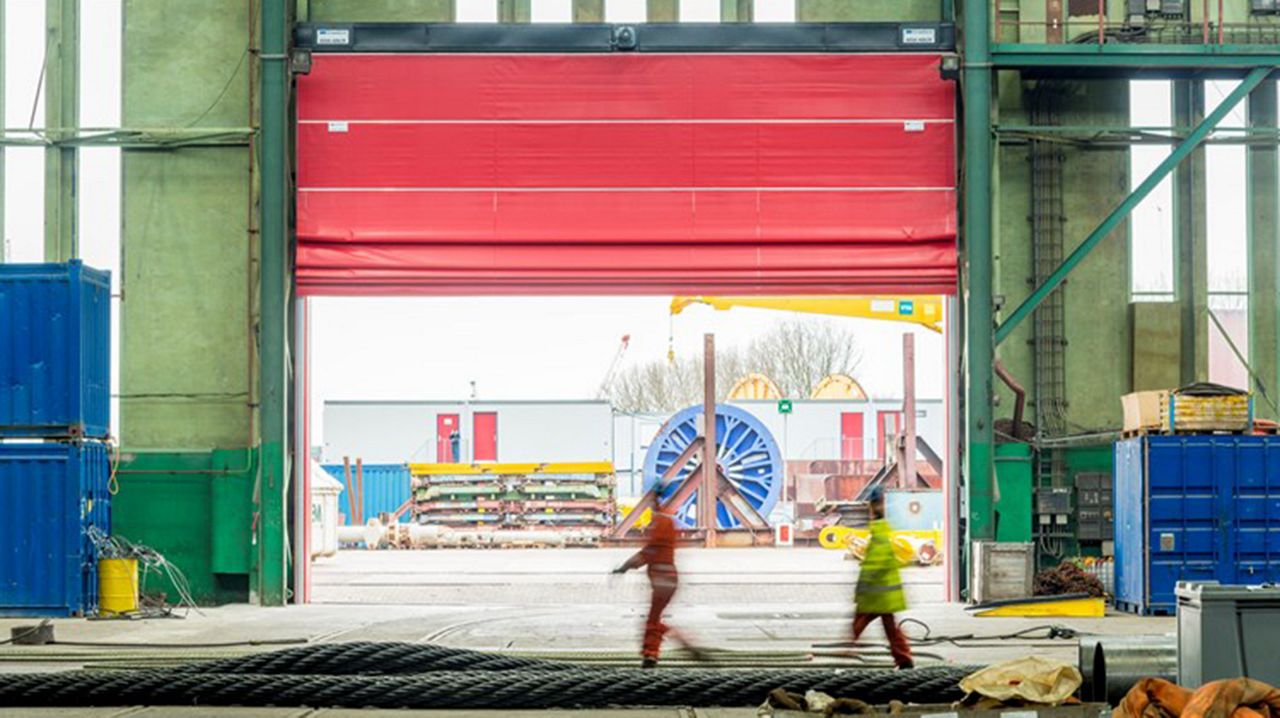 Megadoor in scheepswerf Rotterdam