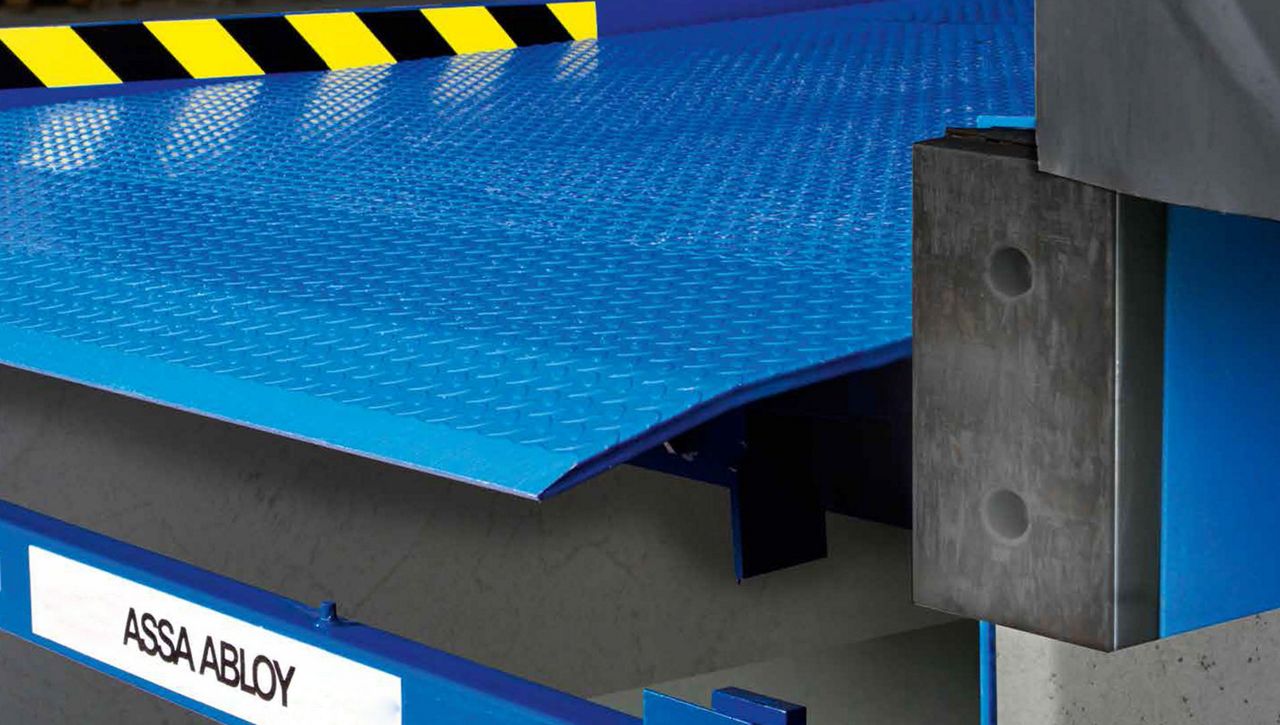 ASSA ABLOY DL6111S hydraulic swing-lip dock leveller