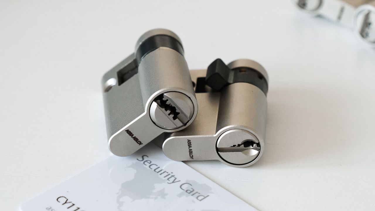 Comparison between sawn and dimple keys and cylinders