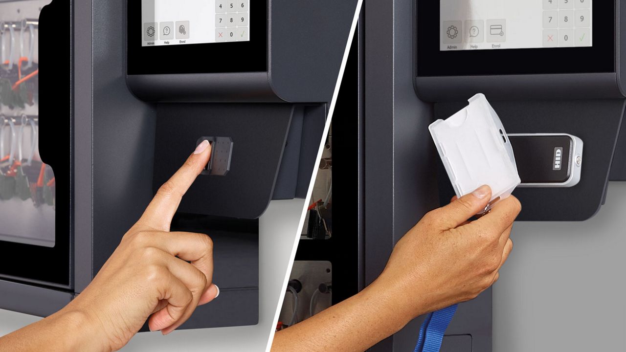 Leitores de impressões digitais e cartões de proximidade para acesso a armários de chaves eletrônicos