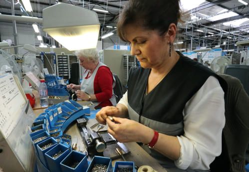 Femme en train de fabriquer un cylindre Radialis dans l'atelier cylindre de Sainte Savine