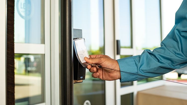 Integre el acceso a llaves y equipos con su sistema de control existente