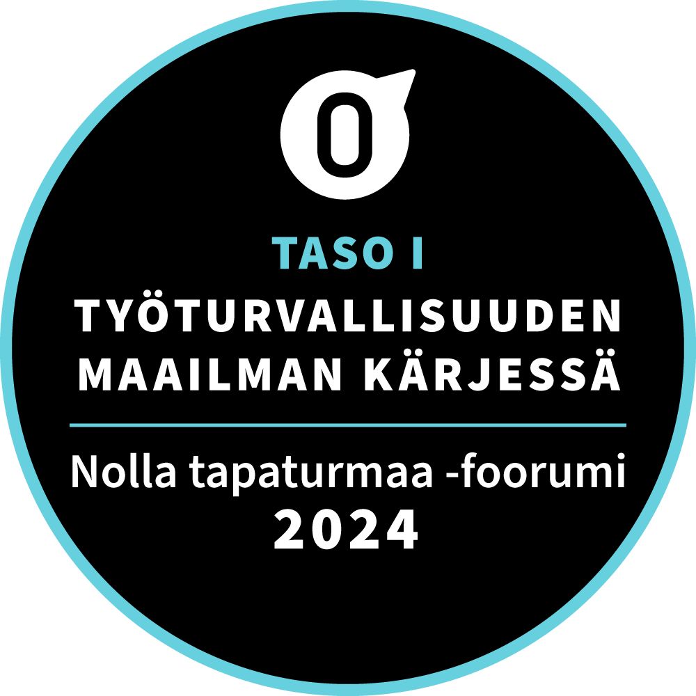 Kaksi henkilöä turvallisuuskävelyllä tehtaalla