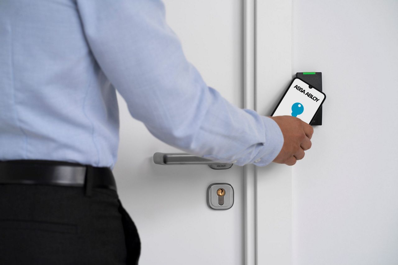 Image: bb0f1-rp10_reader_smartphoneonwebres.jpg