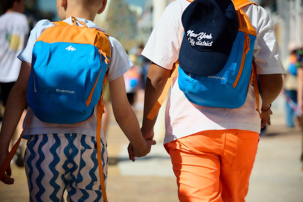 Deux enfants partent en colonie de vacances avec l'ASBL Beire Cool, qui souhaite offrir à chaque enfant des vacances sans souci