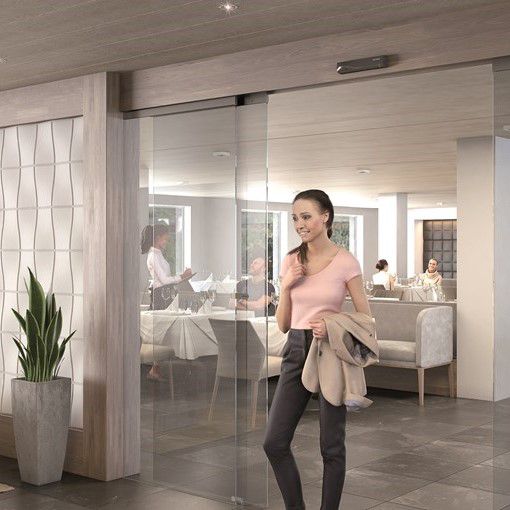 ASSA ABLOY（原 Besam）SL500 全玻璃平滑门系统，带透明门选项，适用于室内环境。