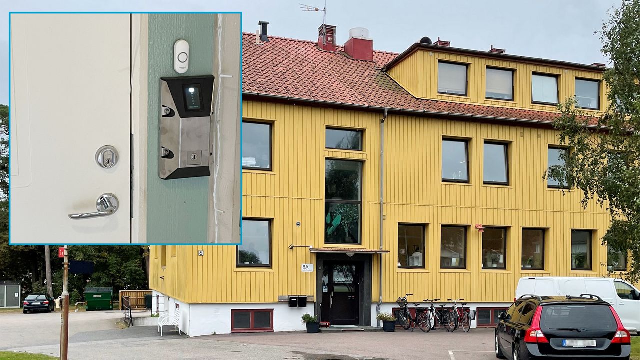 På bilden syns ett hus samt en dörr med den digitala cylindern eCLIQ från ASSA ABLOY.