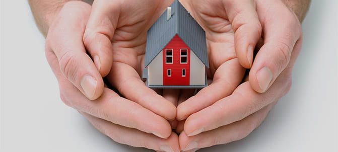 Une maison protégée par 2 mains représentants la marque A2P