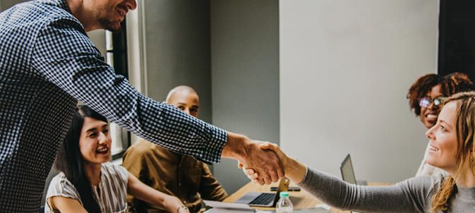 un groupe de personne représentant la confiance envers la marque NF