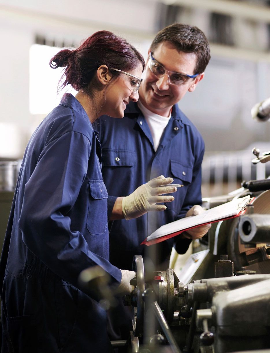 Deux ingénieurs travaillent
