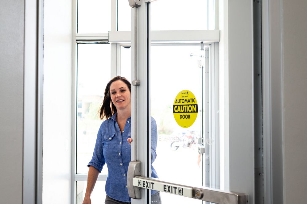 Une femme ouvre une porte