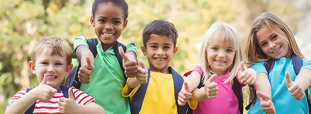 enfants pouce vers le haut