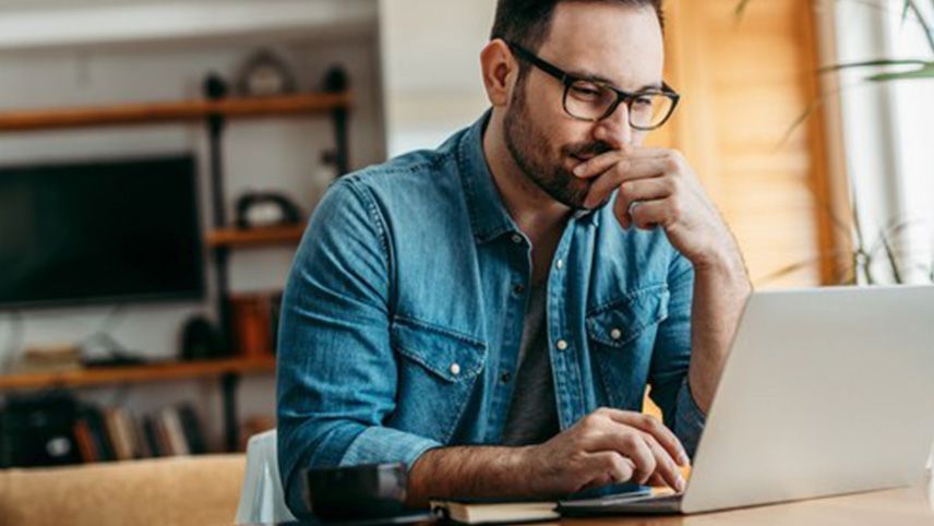 personne au bureau à domicile