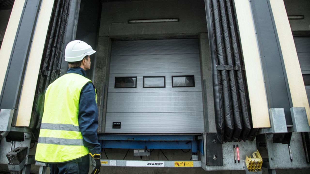 Mantenimiento y reparación de puertas industriales y muelles de carga