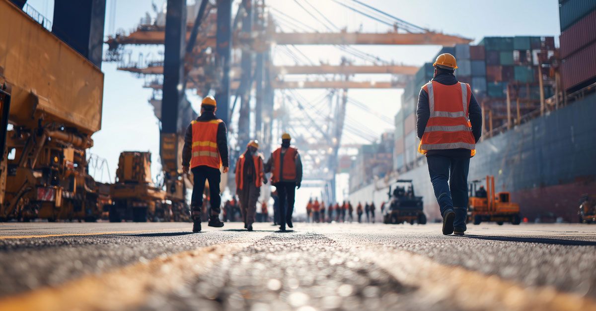 Mænd arbejder på en havn