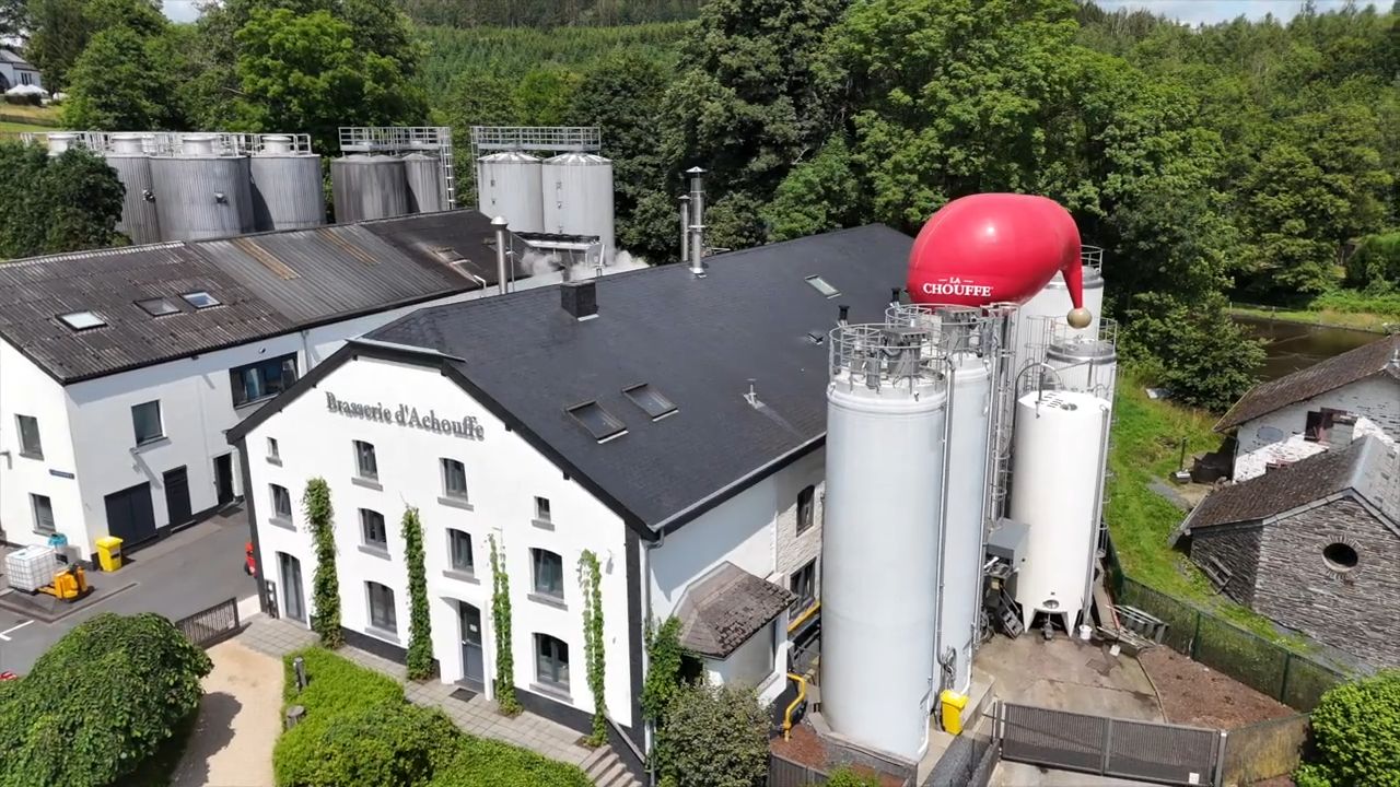 Bâtiment blanc de la Brasserie d'Achouffe avec les canalisations environnantes