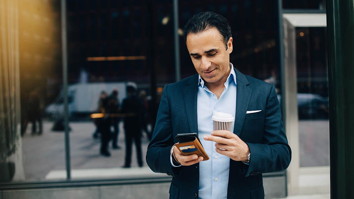 To personer på vei til utgangen inne i en bygning med inngang bestående av en svingdør.