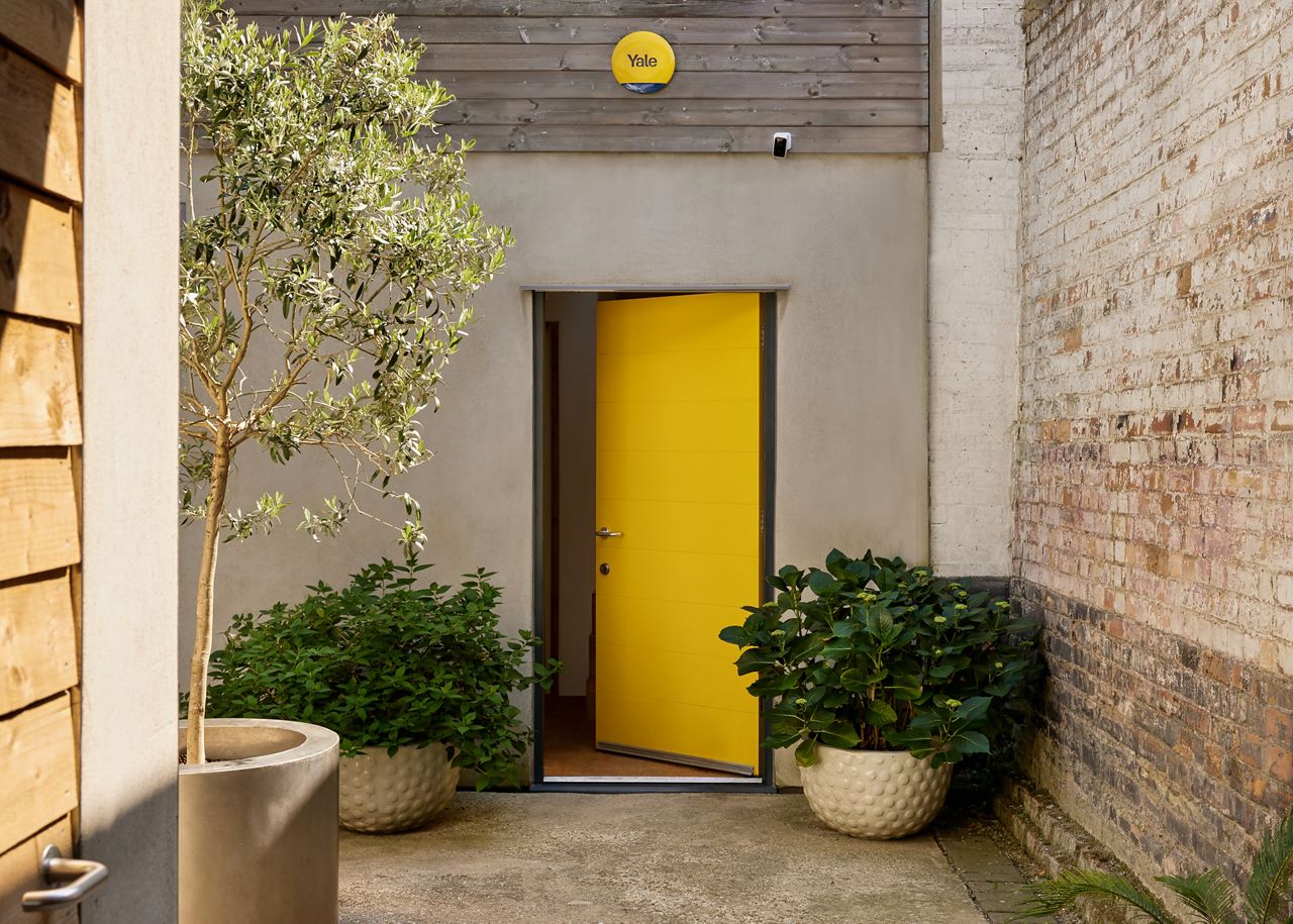 entrée maison avec caméra extérieure Yale