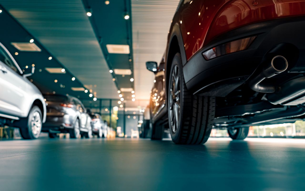 Neuwagen im Autohaus-Showroom