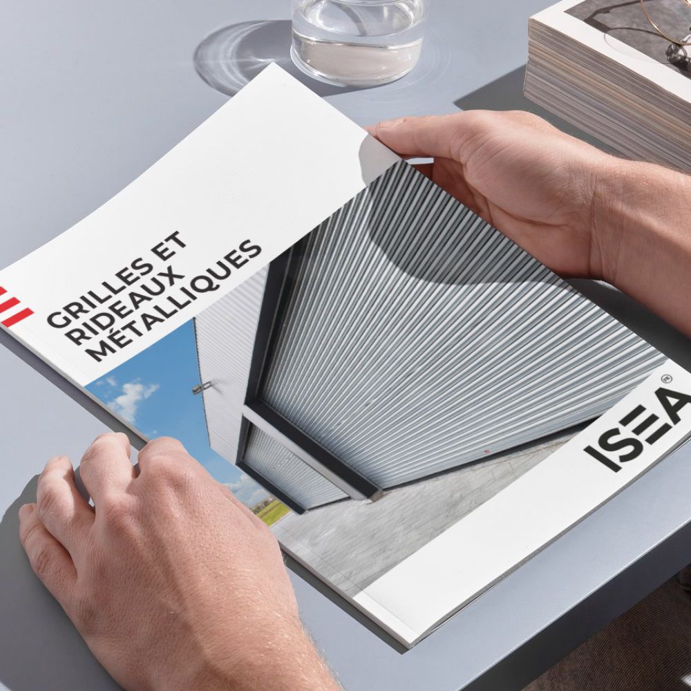 Brochure des rideaux métalliques ISEA posé sur la table.