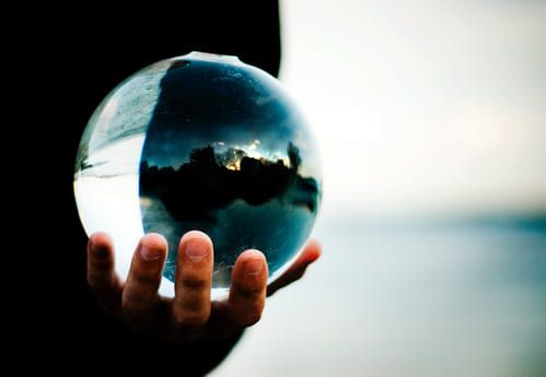 une main portant une boule parfaite respectant toutes les normes et réglementations comme les produits Vachette