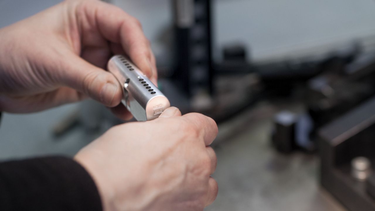 Man met profielcilinder in zijn hand