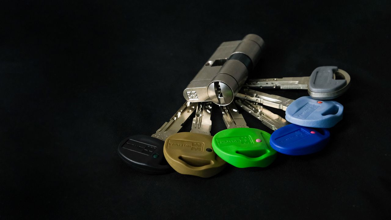 Mottura Champions cylinder with keys featuring different-coloured heads