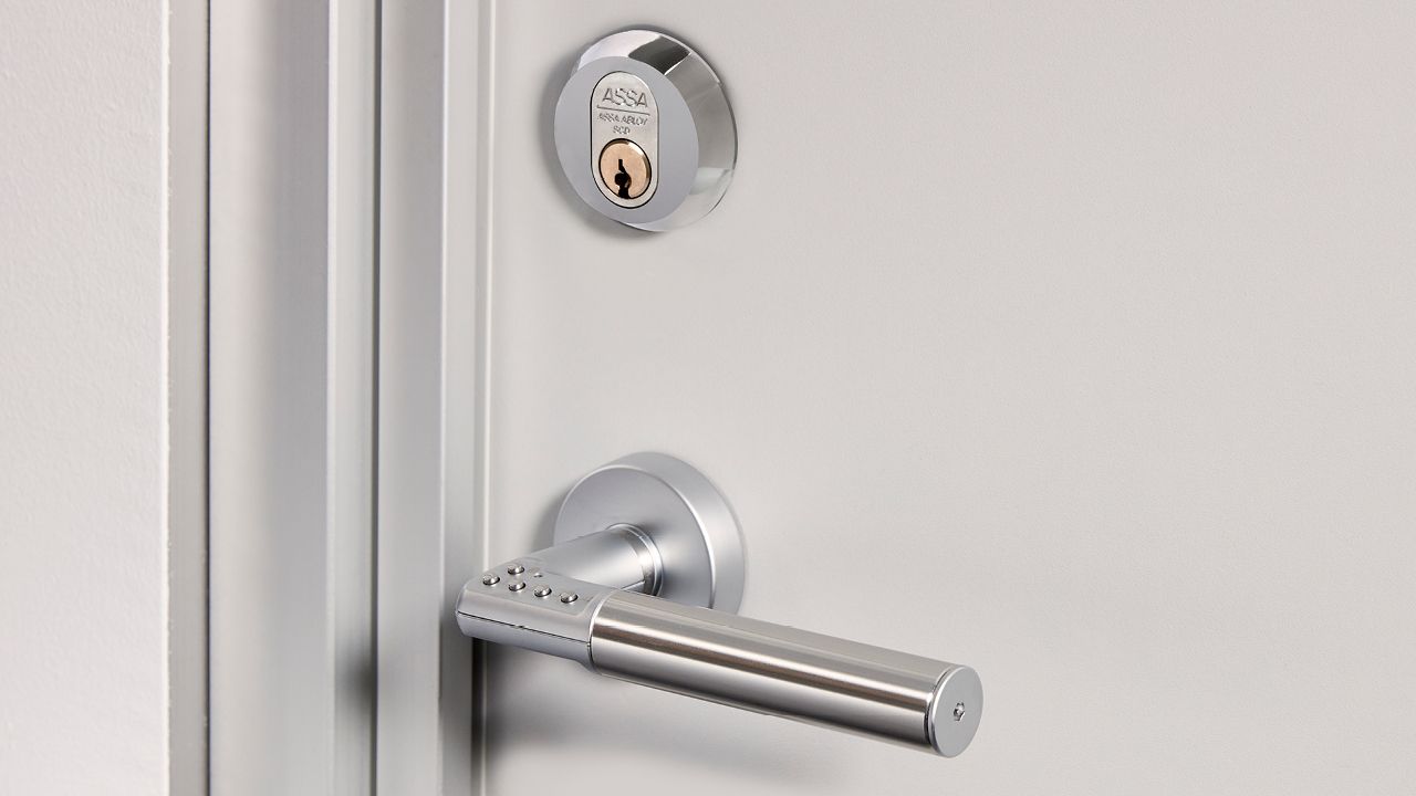 Code Handle Door på en hvid dør