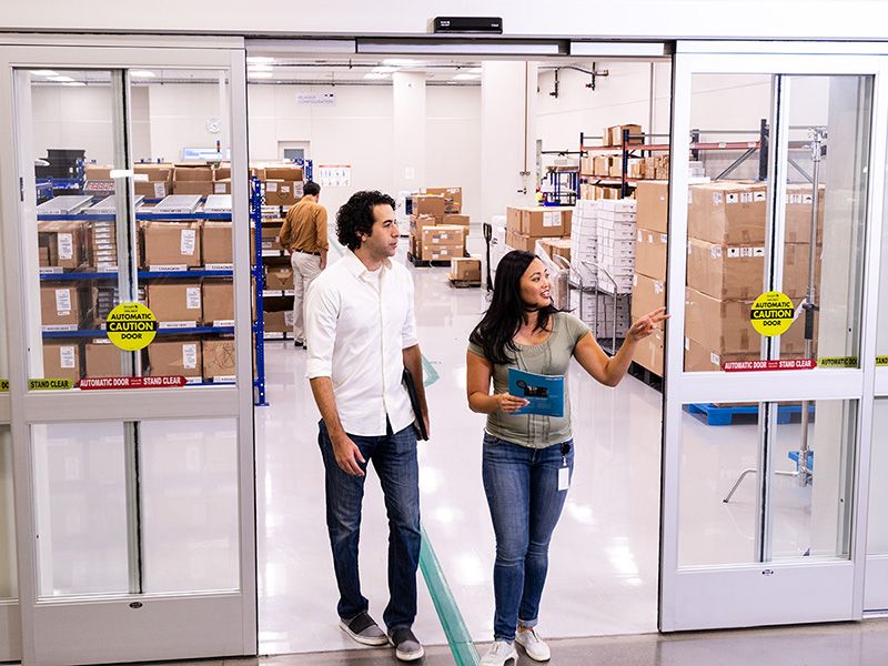 Collega's lopen door schuifdeur