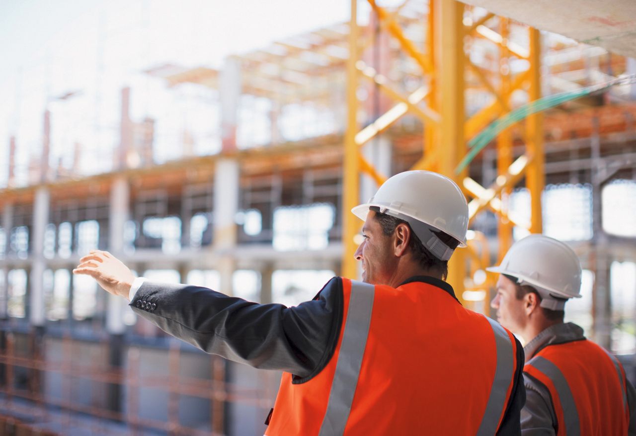 Hommes sur chantier appliquant les normes et les réglementations