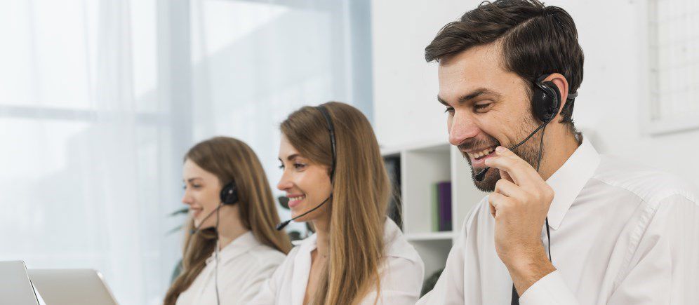 Equipe d'assistants téléphoniques qui prend en charge des demandes de clients