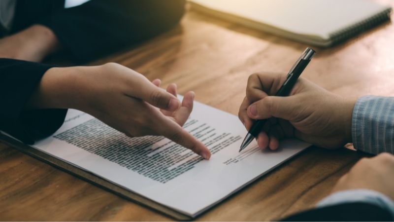 une personne indiquant les termes de la garantie légale de conformité