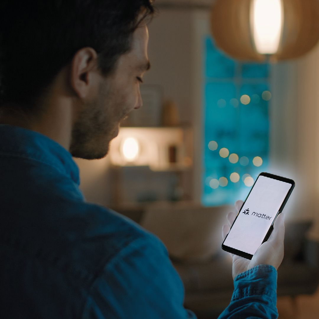  L'homme contrôle la maison connectée via l'application