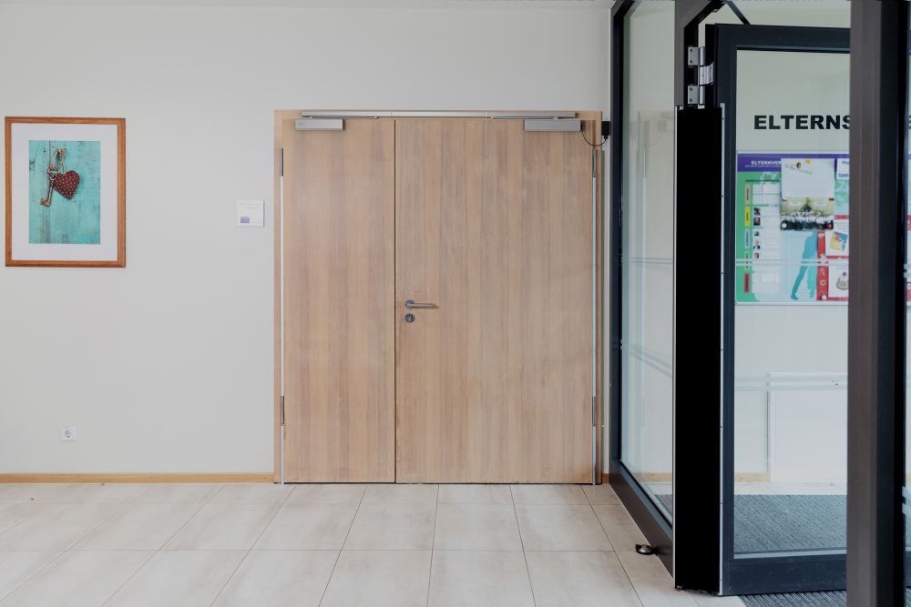 Correct sluiten van dubbele brandwerende deuren