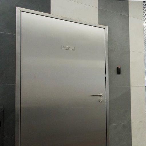 Porte battante finition inox coupe-feu
