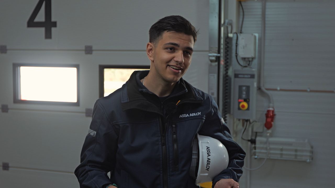 Servisní technik ASSA ABLOY před vraty Crawford OH1142P Dual Drive. 