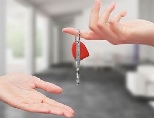 Personne tenant des clés Fichet dans ses mains