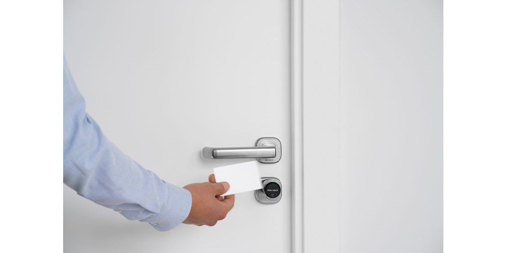 Image: d1939-c100_card_on_greenledeuro10063.jpg