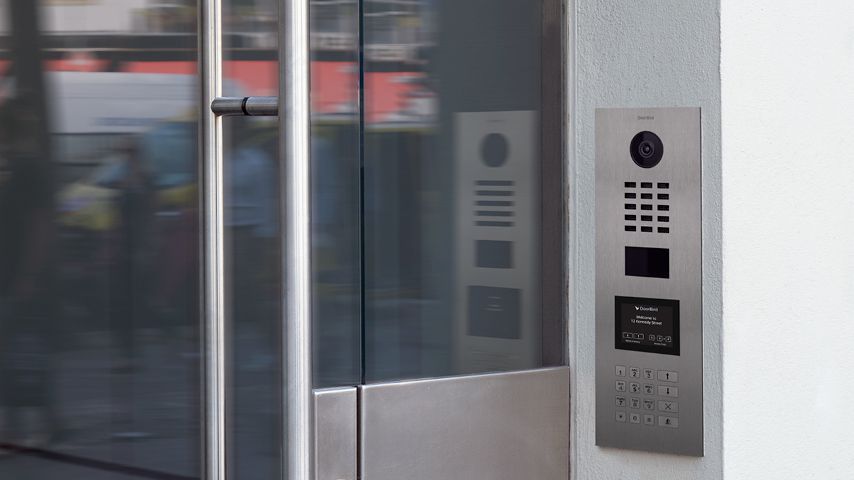 En Doorbird dørtelefon sidder på en dør