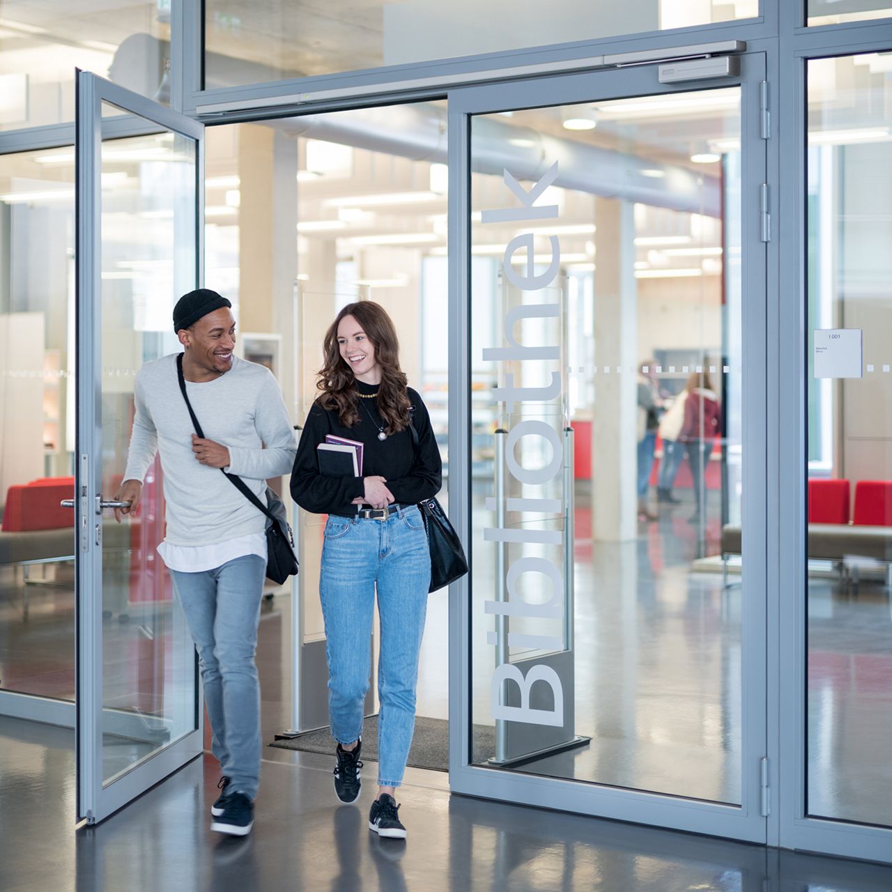 Image: G-Co-S montato su porta a vetri di una libreria universitaria