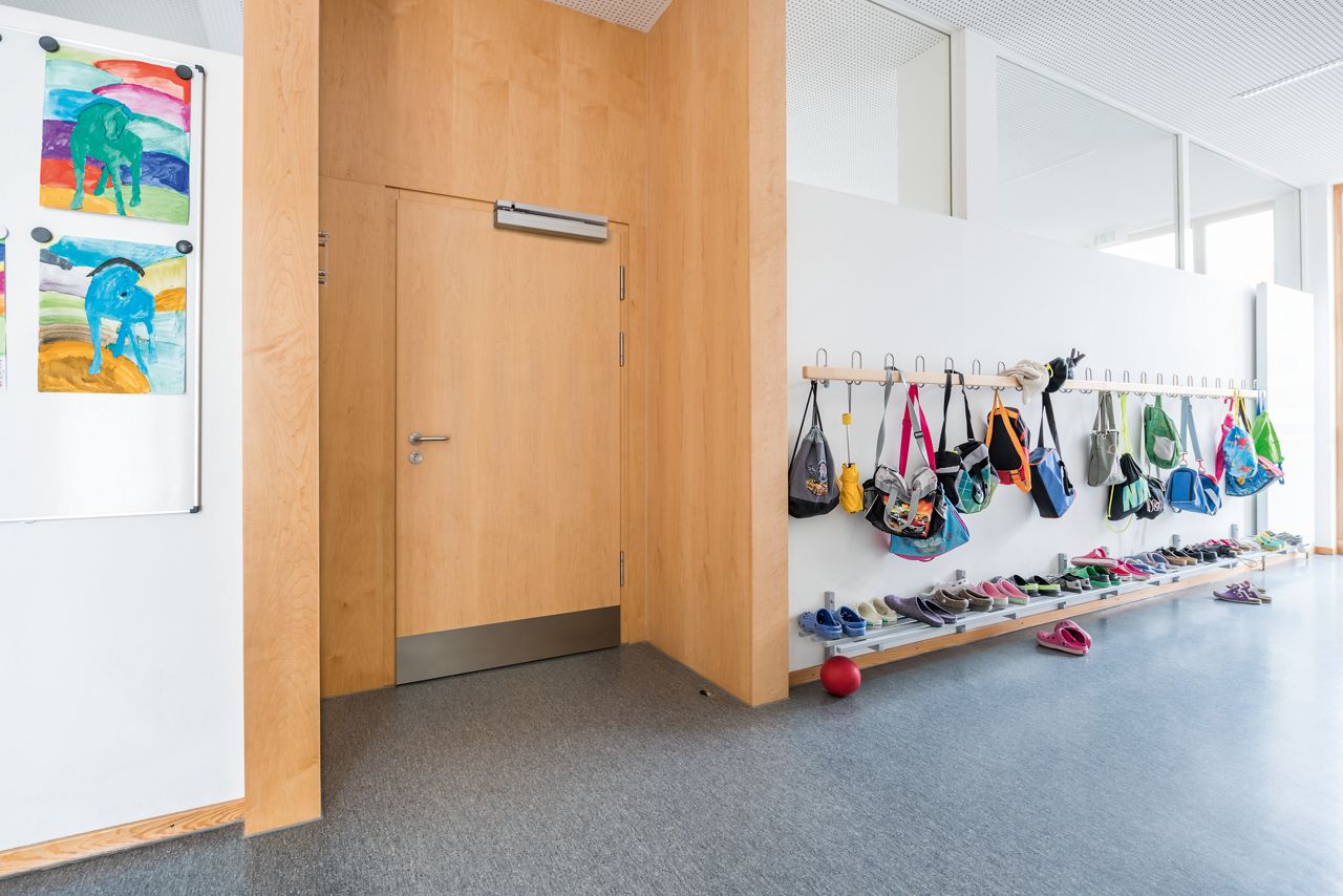 Porte de classe équipée d'un ferme-porte ASSA ABLOY