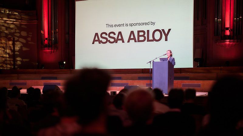 Conférencier lors de la conférence des architectes sur la scène du Bozar