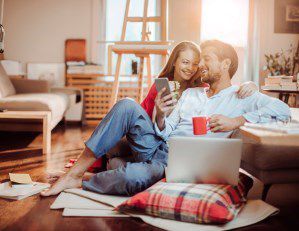 Couple souriant  dans une maison sécurisée grâce à Point Fort Fichet