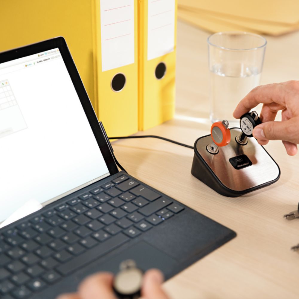 persoana actualizeaza drepturi de acces chei cliq de pe laptop pe birou