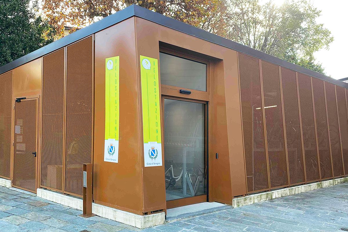 The Ditec DAS automatic sliding door installed at the entrance of the bike station