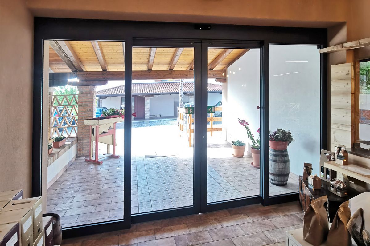 Porta de correr da Ditec, combinada com a moldura da porta ALU48TB