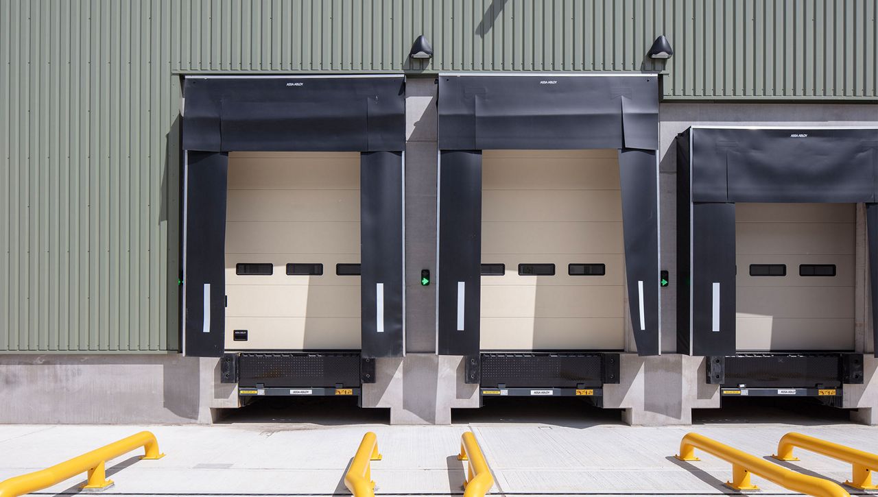 Image: ASSA ABLOY DS6060P mechanical-curtain dock shelters at a distribution centre